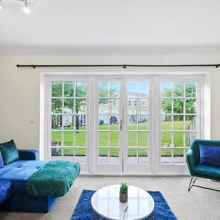 شقة Lovely 4 Bedroom House In - Sleeps 10