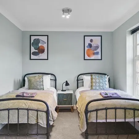 Lovely 4 Bedroom House In - Sleeps 10