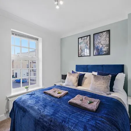 Lovely 4 Bedroom House In - Sleeps 10 شقة