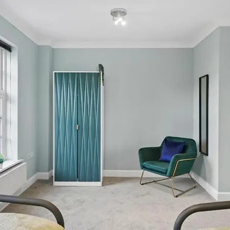 Lovely 4 Bedroom House In - Sleeps 10 شقة *