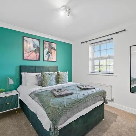 شقة Lovely 4 Bedroom House In - Sleeps 10 *