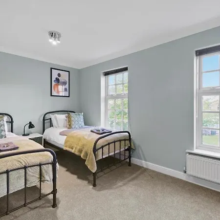 Lovely 4 Bedroom House In - Sleeps 10