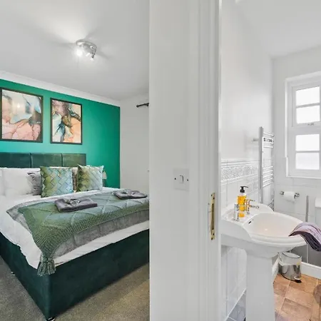 Lovely 4 Bedroom House In - Sleeps 10 شقة يورك