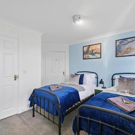 Lovely 4 Bedroom House In - Sleeps 10 شقة *
