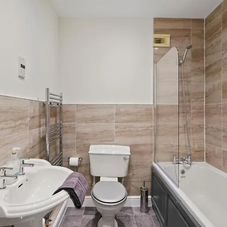 Lovely 4 Bedroom House In - Sleeps 10 شقة يورك