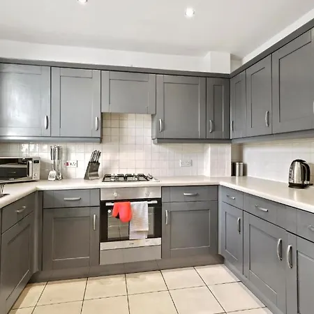 Lovely 4 Bedroom House In - Sleeps 10