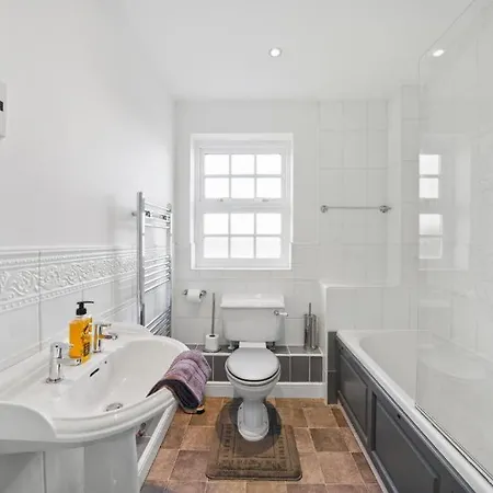 Lovely 4 Bedroom House In - Sleeps 10