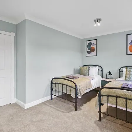 شقة Lovely 4 Bedroom House In - Sleeps 10 *